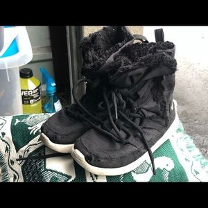Nike Roshe One Hi Flash Girl’s Black Boots SZ 13C